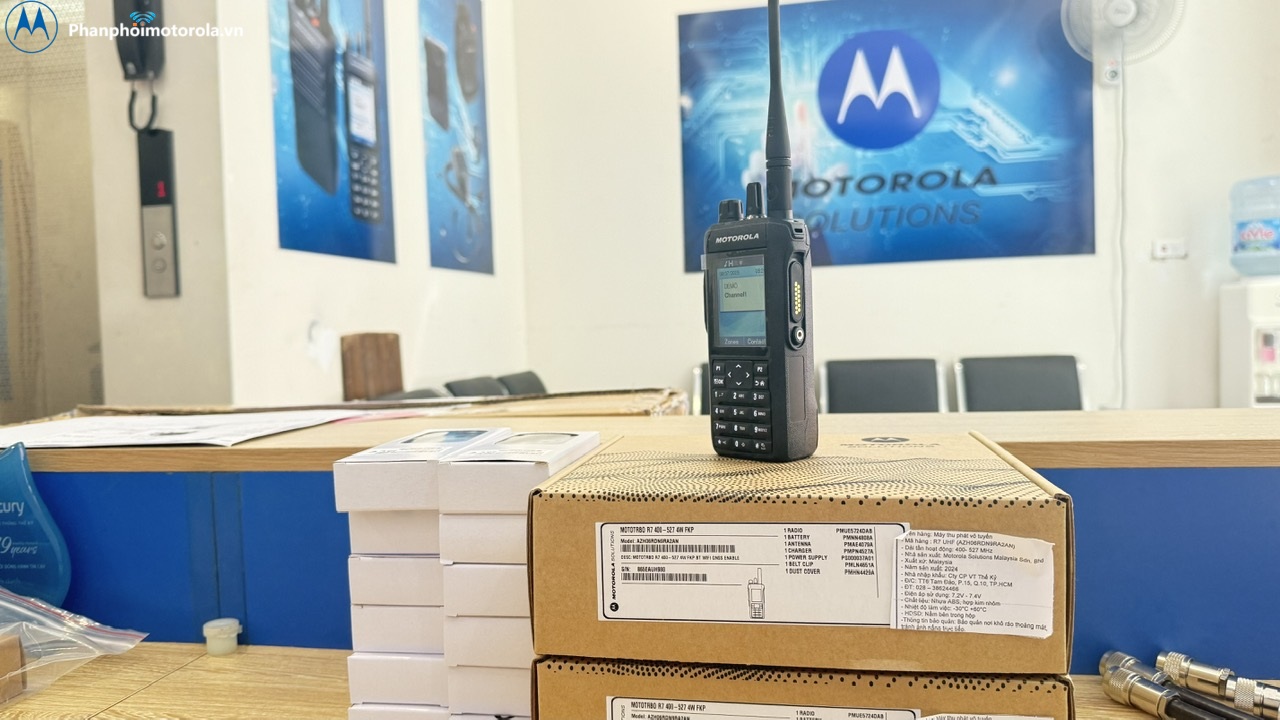 Hình ảnh thực tế máy bộ đàm Mototrbo R7 tại kho hàng hóa nhà phân phối Motorola